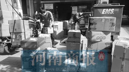 “双11”大作战！快递小哥成“超人” 每天朝六晚十