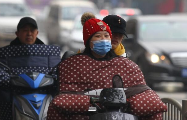 大降温！郑州市民街头防寒花样多