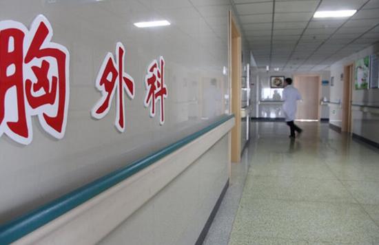  洛阳中学男生学＂蜘蛛侠＂取钥匙 从高楼坠落摔伤