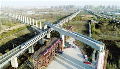  郑万高铁完美跨越京广高铁 万吨钢构桥30米高空50分钟转体50度
