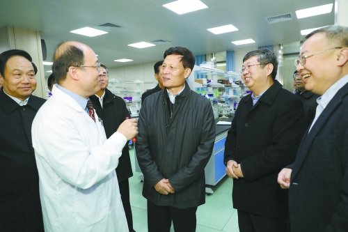 建设“双一流” 需要“大奋斗” 谢伏瞻赴郑大、河大调研