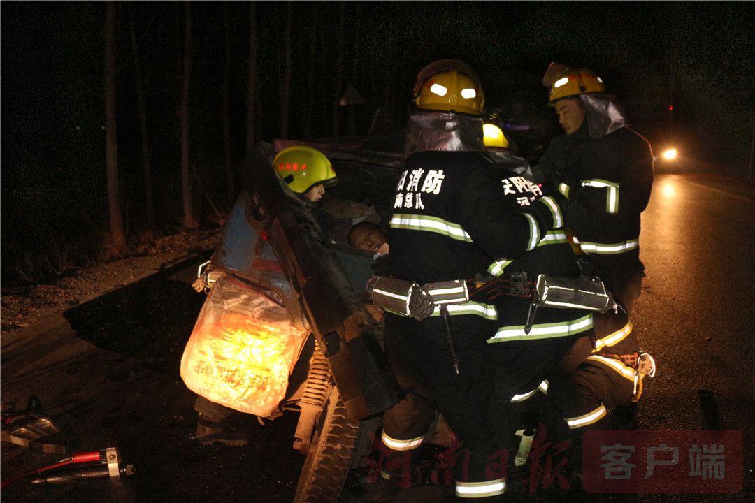 汤阴凌晨突发车祸 被困人员15分钟被救出送医