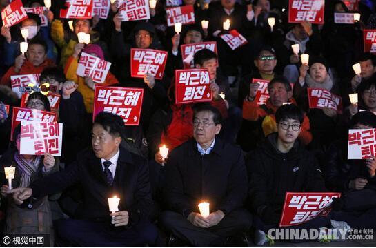 11月2日，韩首尔市长朴元淳领导民众烛光集会，呼吁朴槿惠下台。