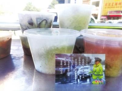 交警路口执勤每天收到神秘午餐 还有一张纸条