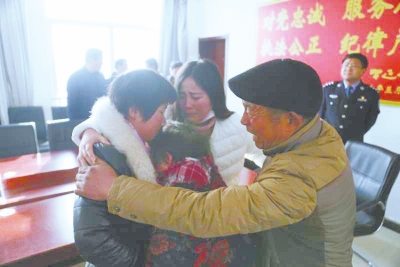 警方通过DNA鉴定助女子寻亲 被拐十余年后终于与家人团聚
