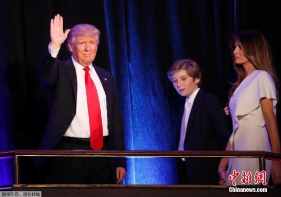 当地时间11月9日，纽约曼哈顿，特朗普大选获胜后现身竞选夜集会地，发表胜选演讲。一旁是他的妻子和儿子。