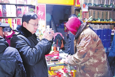 苏打水瓶内现絮状悬浮物 多人饮用后出现腹泻