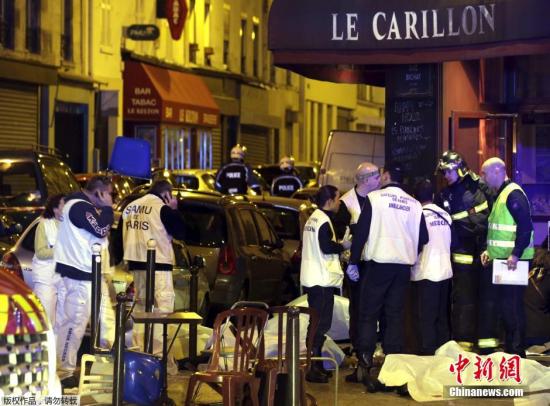 2015年11月13日，三名持有武器的极端分子闯入巴塔克兰剧院，杀害了90人。大约在同一时间，巴黎的体育馆和参观等多处地点也遭到了恐袭。