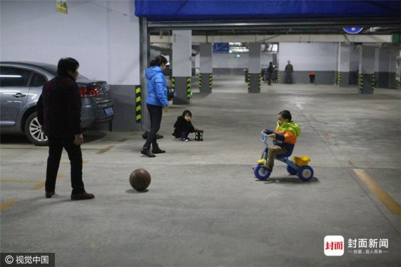 小孩也到地下停车场骑车玩耍。