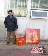 郑州警方查处60多箱烟花爆竹 控制13名非法经营者