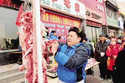  点赞!郑州“羊肉哥”免费给环卫工和残疾人送羊肉