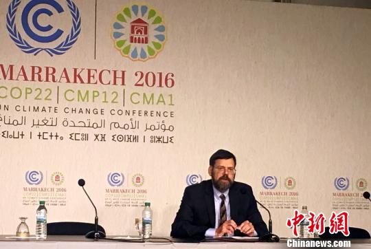 马拉喀什气候大会美国政府代表团14日举行首次记者会。面对美国是否会退出《巴黎协定》等一连串提问，身为美国政府代表团团长的潘兴的答案，统统是“无法预测”。 俞岚 摄