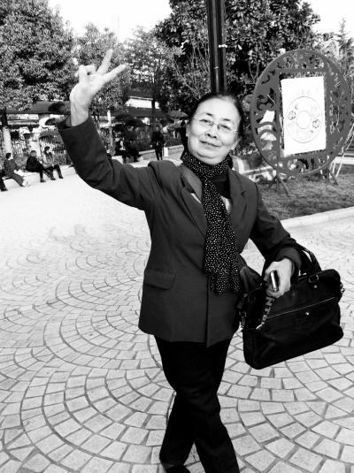 郑州6旬大妈招“女儿”陪游走红 如今已不再孤单