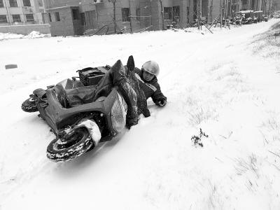 风雪中的外卖小哥小刘：摔跤后，就怕洒了客户的饭
