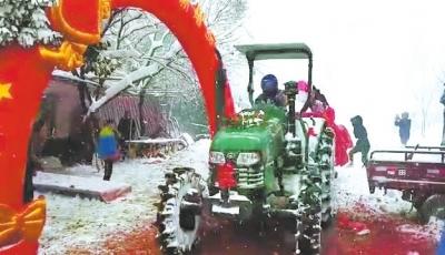 大雪封路车难行 信阳一新郎以旋耕机当婚车