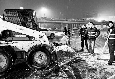  城市“魔术师”让道路雪后无雪 郑州2万多人彻夜工作换来城市通畅