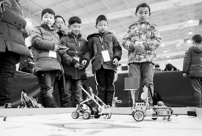  郑州娃指挥机器人投篮 1500多名青少年科技创新大赛显身手