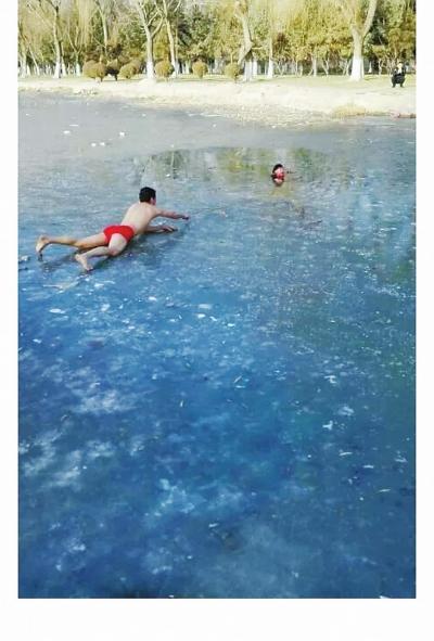 “红裤头”小哥脱掉冬衣爬冰救出6岁男童 河南好人再出壮举
