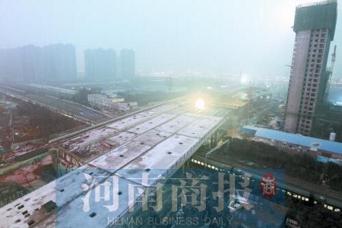 万吨级连续梁将跨过京广铁路 农业路高架东西向年底将全线通车