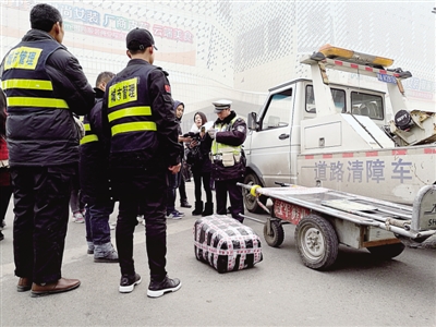  多部门联合整治银基商圈交通乱象 电动板车违法拉货上路罚200元