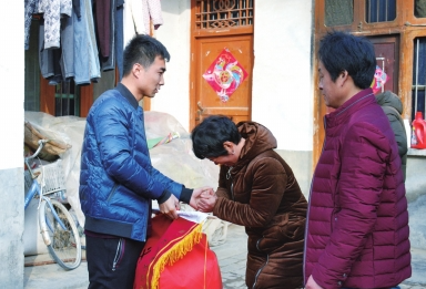  男孩冰窟窿中命悬一线 80后小伙机智营救