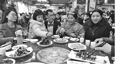 新乡小夫妻办素食婚宴 不见烟酒没有荤腥