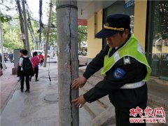 郑州一路口7根“骨折”线杆“带病上岗” 市民期盼早日处置