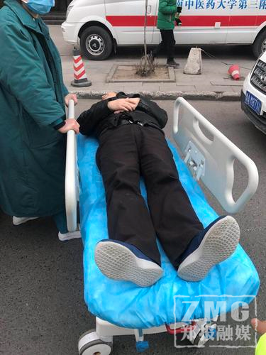 老司机突发心脏病 交警警摩开道3分钟紧急送医