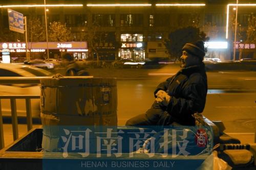 河南一师傅卖烤红薯一天能卖5000元 这是真的吗