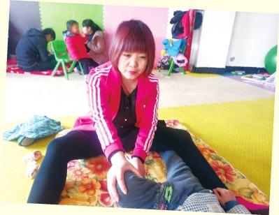 10年她教会500个脑瘫儿走路 100元的康复课只收15元