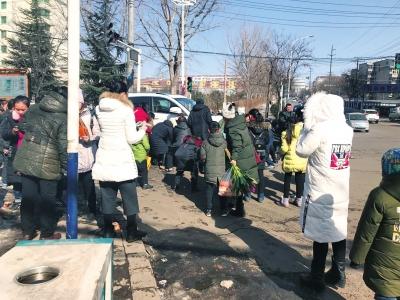 女童被卷车轮下 女教师半跪在地上使劲儿拉出女童