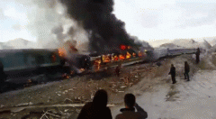 伊朗两客运火车相撞 已致8死15伤