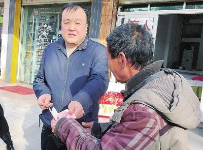 漯河盲人按摩师行善19年 逢年过节为贫困户送钱送物