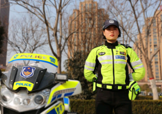 河南首支“女警铁骑”亮相 共12人平均身高170cm