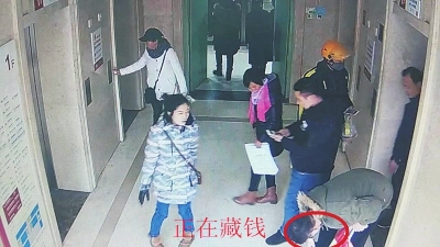 医院电梯里行窃被发现 还钱逃跑被众人围困
