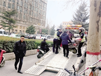 郑州交警清理违停电动车 乱停乱放会被拖走
