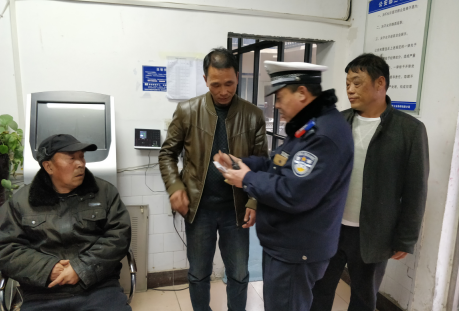  老人路边晕倒 郑州热心市民及时扶起报警