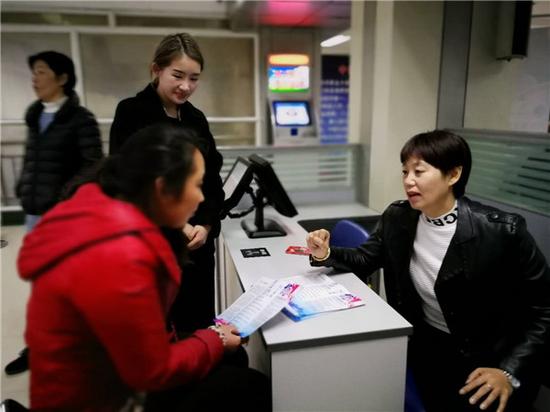  郑州市女性专场招聘会 900多名女性冒雨参加