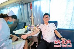 【大爱郑州 热血之城】朱存库：带着学生来献血，帮助别人的同时也在提升自己