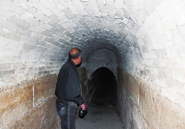  农民自家地洞藏千余块墓碑挖到宝？实则混凝土