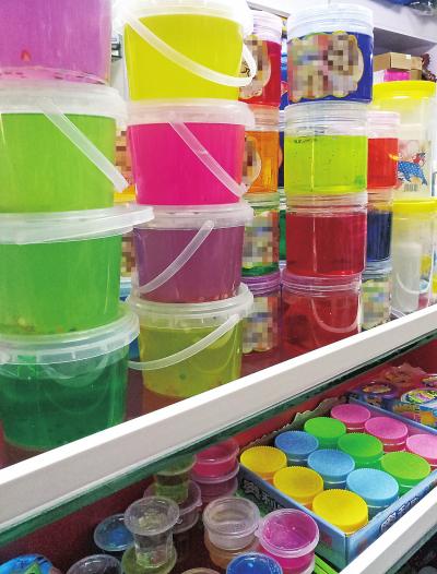 小学生误食硼砂中毒 三无水晶泥别再让孩子玩了