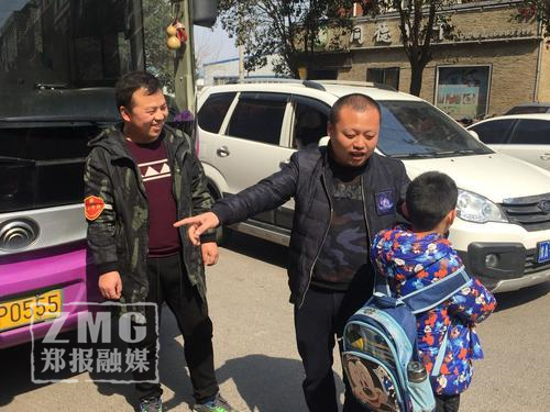  郑州9岁男童在三层高架桥上游走 竟是因为这
