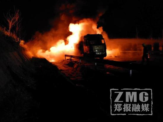 宁洛高速一货车变＂火车＂ 两百多万财产化为灰烬