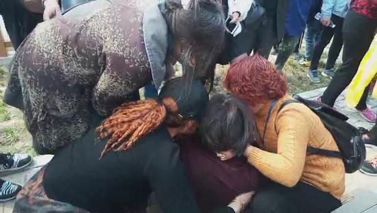  女子出游时突然病发 同伴跪地施救半个小时化险为夷