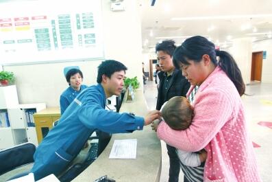 记者跟访“鞠躬护士”记 立马能进入共情状态