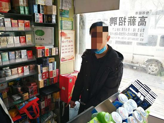 郑州男子频繁盗窃沿街门店 作案前先移动摄像头方向