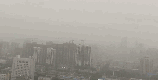 起床看到窗外灰蒙蒙别慌 那是沙尘路过郑州