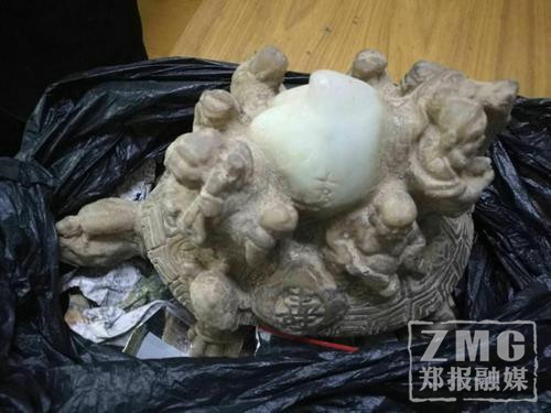  郑州闹市男子用几十元赝品 竟称工地刚挖出来的古董