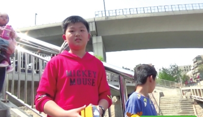 轻生女桥上扔手机 机智小学生捡起报警救人