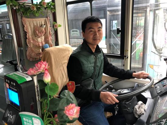 机智! 郑州车长当街解皮带修护栏 引来一车乘客叫好